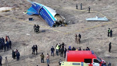 Kazakistan’ın Aktau kenti yakınlarında, Azerbaycan Hava Yolları’na (AZAL) ait J2-8243