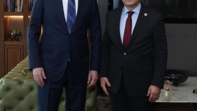 Kuzey Makedonya’nın başkenti Üsküp’te bulunan Küresel Gazeteciler Konseyi (KGK) heyeti,