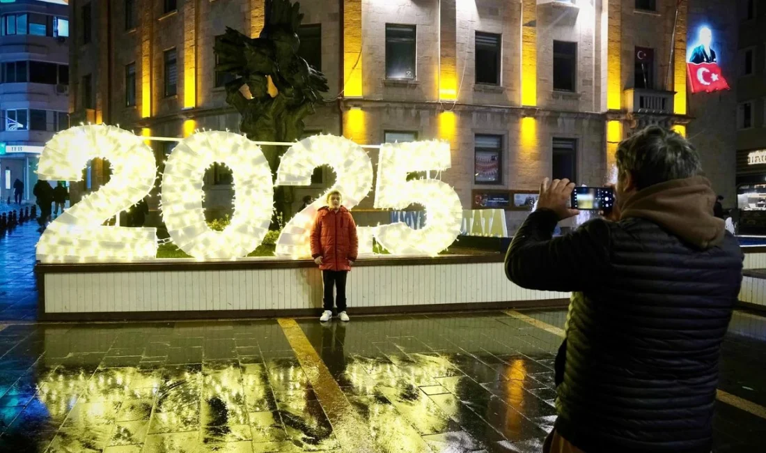 Giresun Belediyesi tarafından yapılan çalışmayla birlikte, şehir rengarenk ışıklarla süslendi