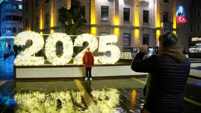 Giresun Belediyesi tarafından yapılan çalışmayla birlikte, şehir rengarenk ışıklarla süslendi