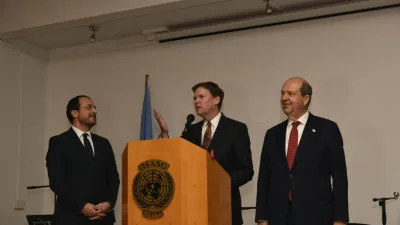 
Kıbrıs Ara bölgedeki Ledra Palace Otel’deki resepsiyona eşi Sibel Tatar’la