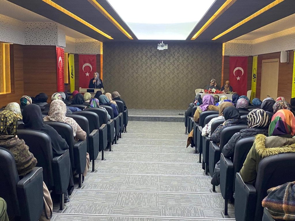 AYM Konferans Ve Eğitimleri Kadınlar Tarafından Yoğun İlgi Görüyor