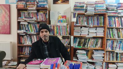 Tarih öğretmeni olan Özcan Akbaş, kitapsever ve tarih tutkunu yıllardır