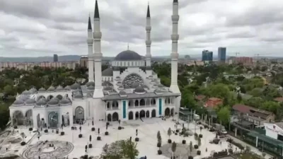 Yeni Camii, İstanbul Barbaros Hayrettin Paşa Camii mimarisi ile aynı