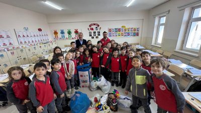 Bayburt Cumhuriyet İlkokulu ve Şehit Recep İlkokuluna bırakılan oyuncak kumbaraları,