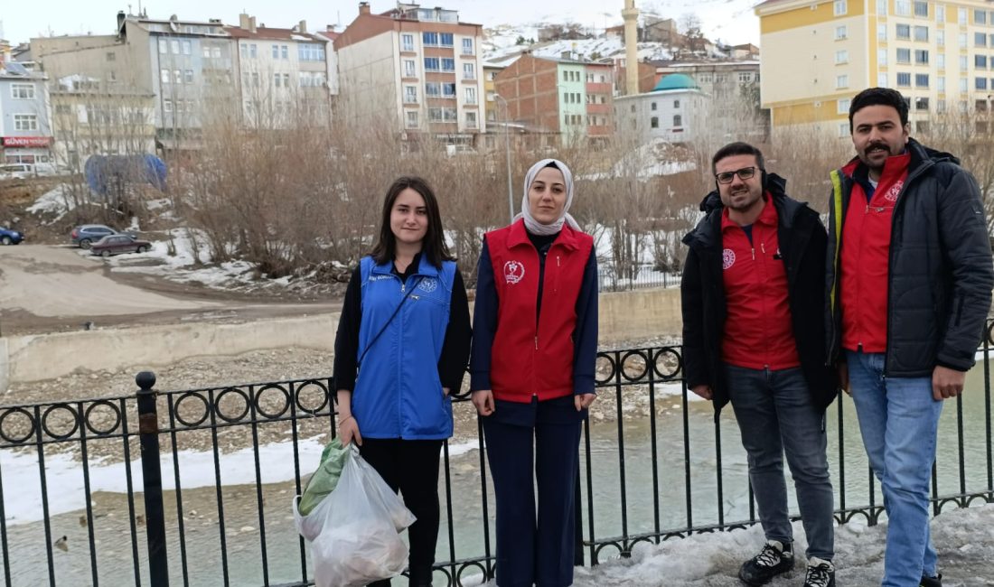 Bayburt Gençlik Merkezi gönüllüleri, doğaya ve hayvanlara gördüklerini bir kez