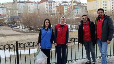 Bayburt Gençlik Merkezi gönüllüleri, doğaya ve hayvanlara gördüklerini bir kez