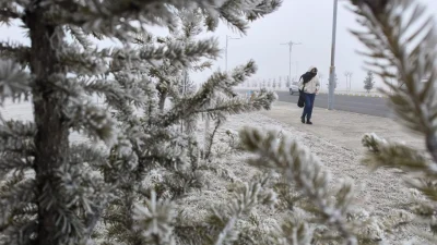 Doğu Anadolu Bölgesi’nde soğuk hava etkisini sürdürürken, Kars’ta gece hava