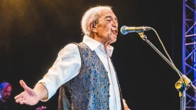 Türk müziğinin önemli isimlerinden ünlü şarkıcı Edip Akbayram, yataktan düşerek