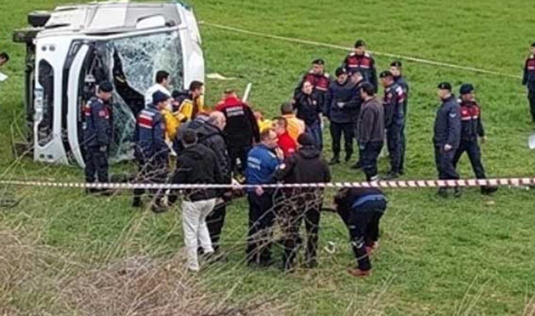 Denizli'nin Buldan ilçesinde sporcu öğrencileri taşıyan bir midibüsün devrilmesi sonucu