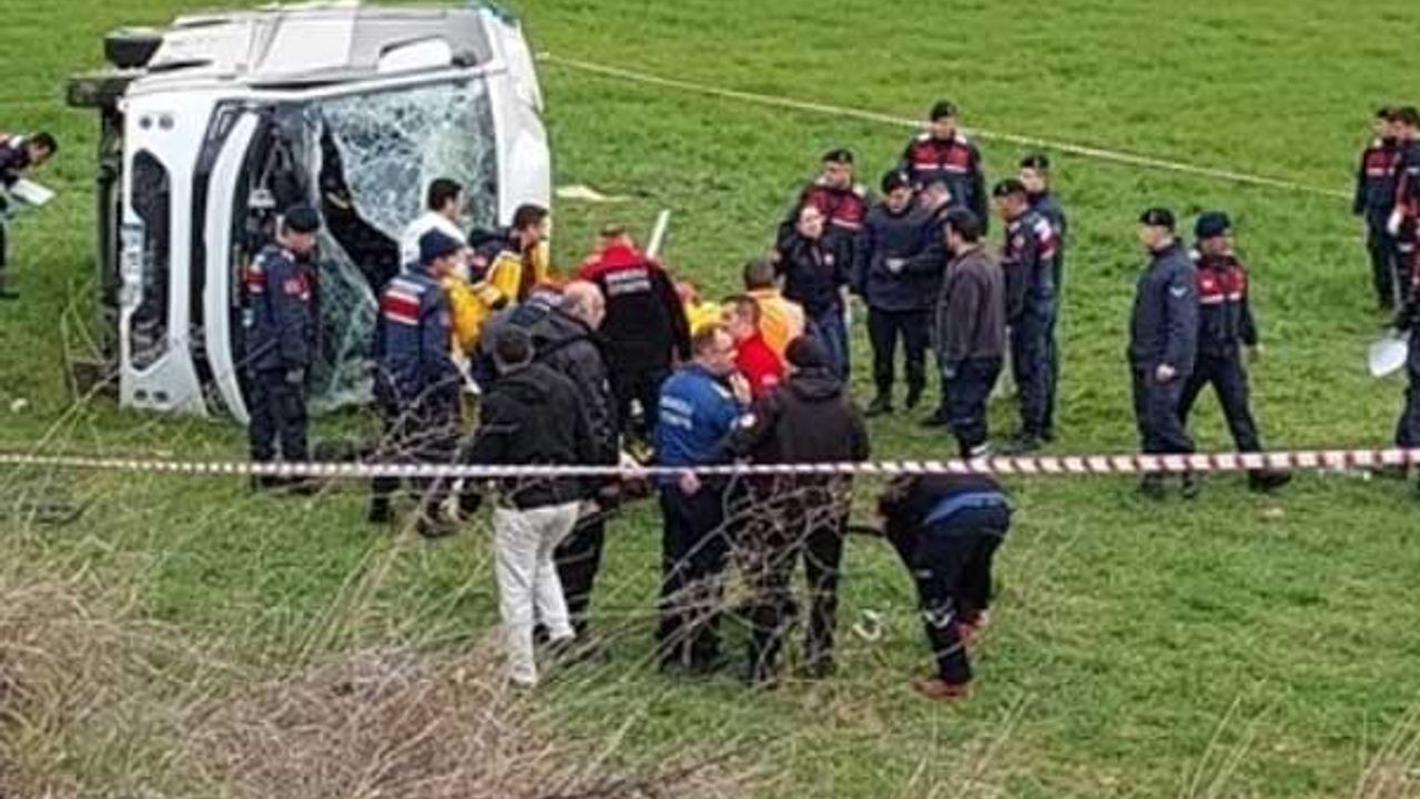 Denizli'nin Buldan ilçesinde sporcu öğrencileri taşıyan bir midibüsün devrilmesi sonucu