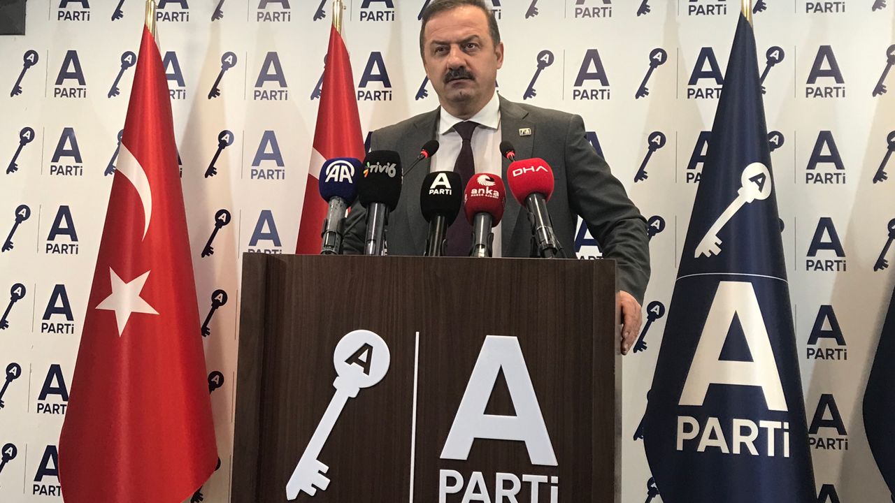 Anahtar Parti Genel Başkanı Yavuz Ağıralioğlu, parti genel merkezinde basın