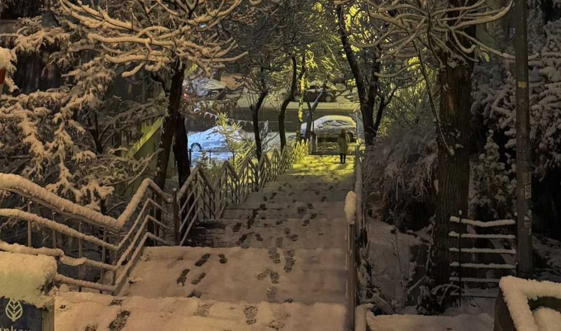 Ankara’da akşam saatlerinde etkisini artıran yoğun kar yağışı, kenti kısa