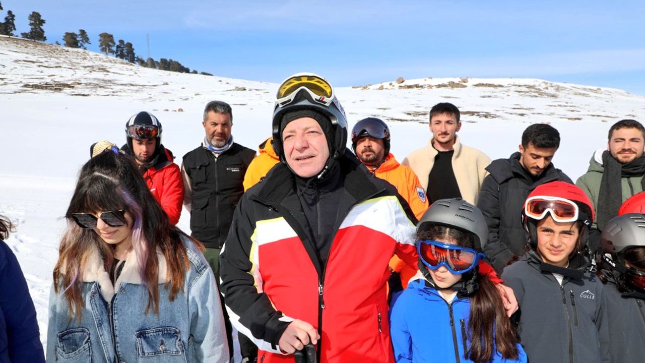 Kars Valisi Ziya Polat, "Karın Yıldızları Sarıkamış'ta" Projesi kapsamında kayak