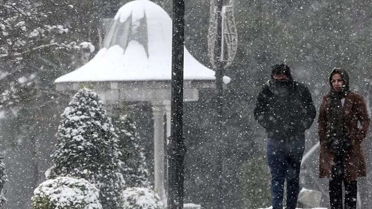 İstanbul Valisi Davut Gül, yoğun kar yağışı nedeniyle il genelinde