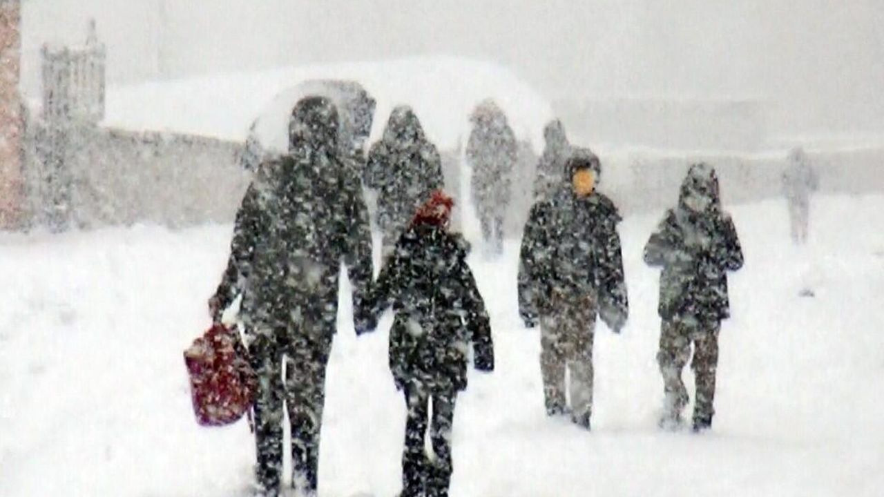 Ardahan'da kar yağışı ve tipi nedeniyle il merkezine bağlı köylerde