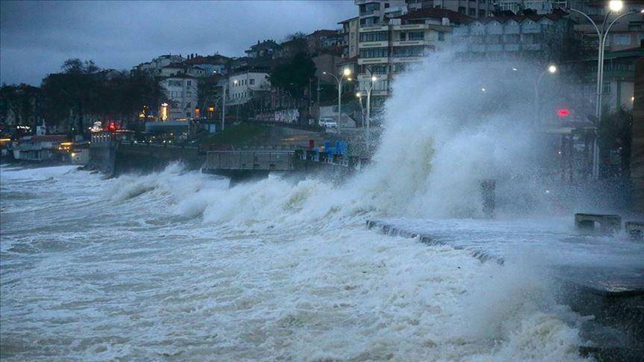 Batı Karadeniz'in doğusunda öğle saatlerinden itibaren fırtına bekleniyor. Rüzgarın 50-75