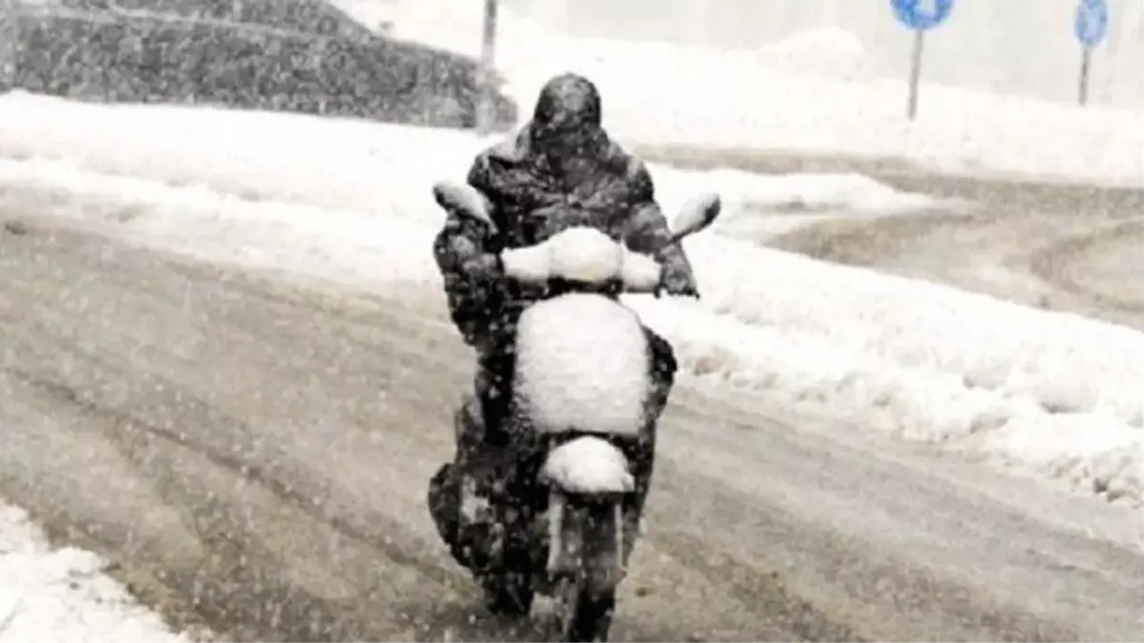 İstanbul'da hava koşulları nedeniyle uygulanan motosiklet ve motokurye kısıtlaması kaldırılıyor.