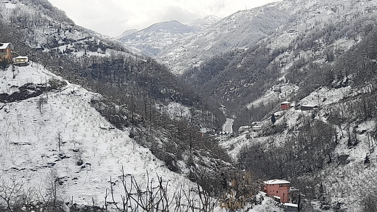 Trabzon'un Şalpazarı ilçesinde kar yağışı, buzlanma ve olumsuz hava şartları