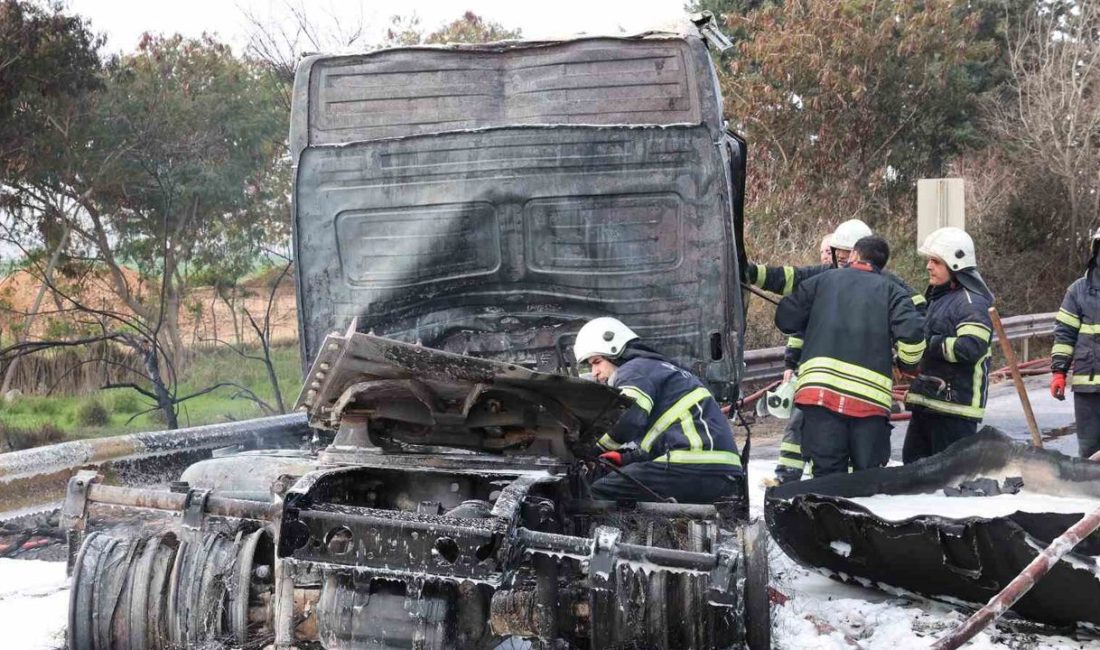 Adana'da TAG Otoyolu'nda akaryakıt yüklü tanker devrildi ve alev aldı.