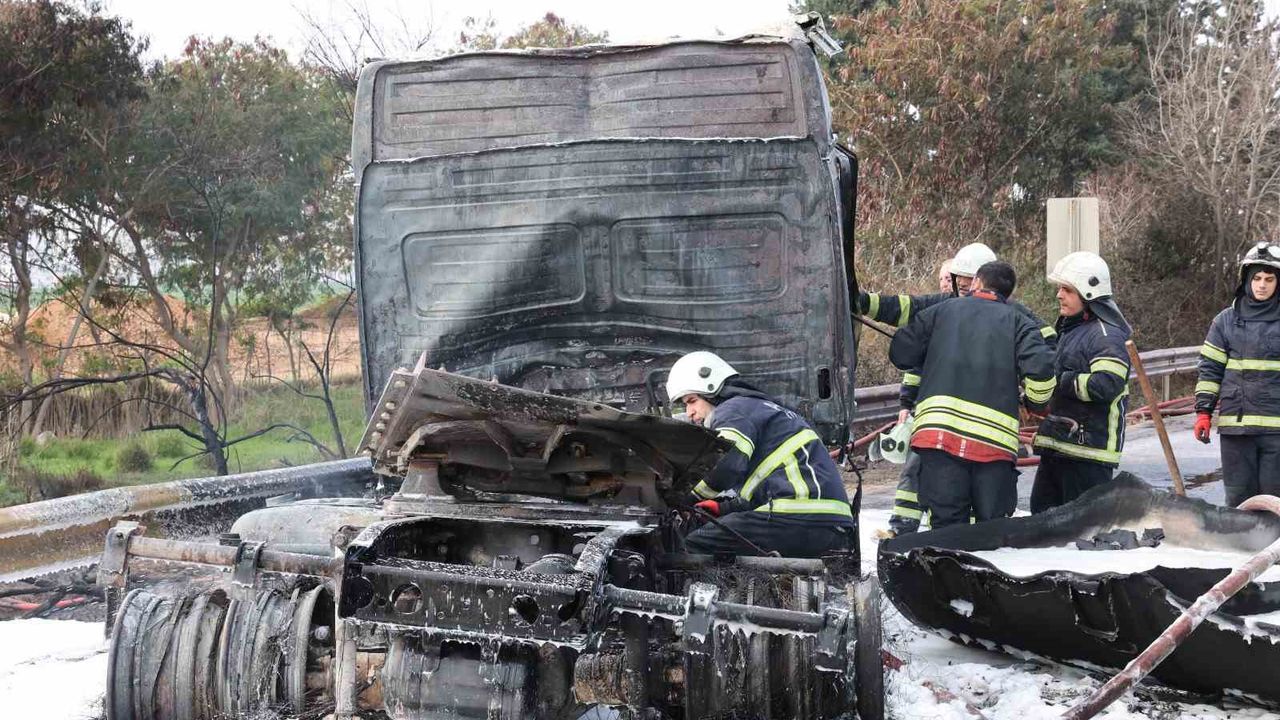 Adana'da TAG Otoyolu'nda akaryakıt yüklü tanker devrildi ve alev aldı.