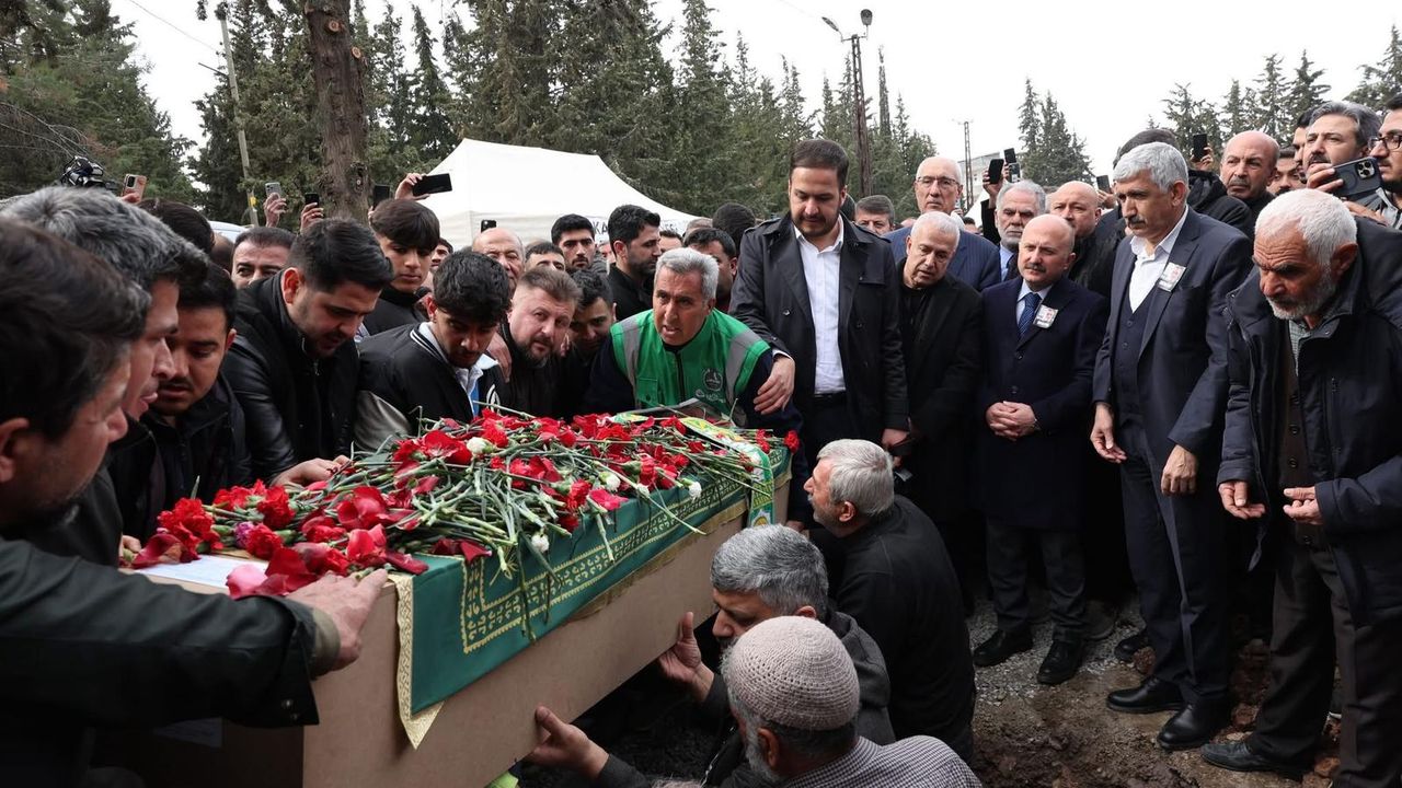 Türk halk müziği sanatçısı "Kahtalı Mıçe" olarak tanınan Mustafa Kahtalı,