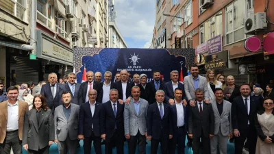 AK Parti Balıkesir İl Başkanlığı önünde Ramazan Bayramı dolayısıyla düzenlenen