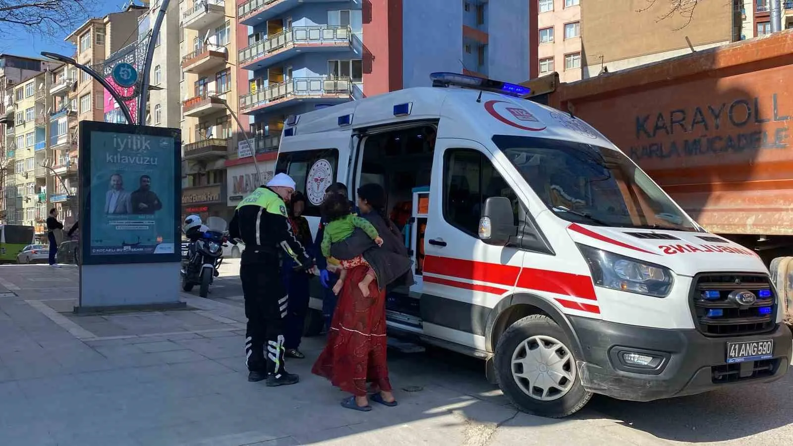 İzmit'te ambulansın önüne atlayan 12 yaşındaki Z.A. şans eseri yara