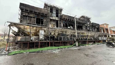 Serdivan'daki ASEM Mobilyacılar Çarşısı'ndaki 3 katlı çocuk oyun alanında çıkan