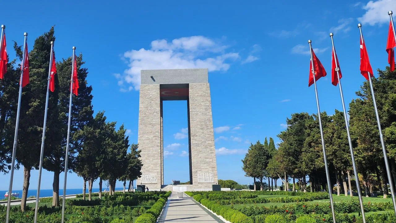 Çanakkale şehitlikleri ve savaş alanları, her yıl binlerce kişinin ziyaret