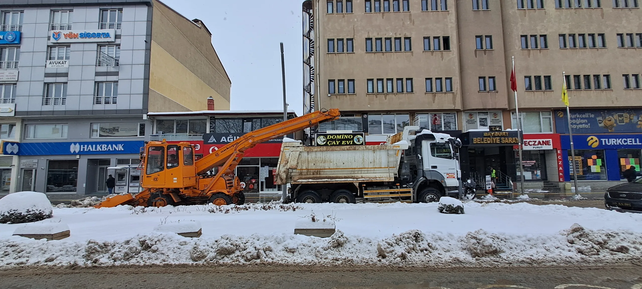 Bayburt Belediyesi akşam saatlerinden itibaren kar mesaisindeydi.