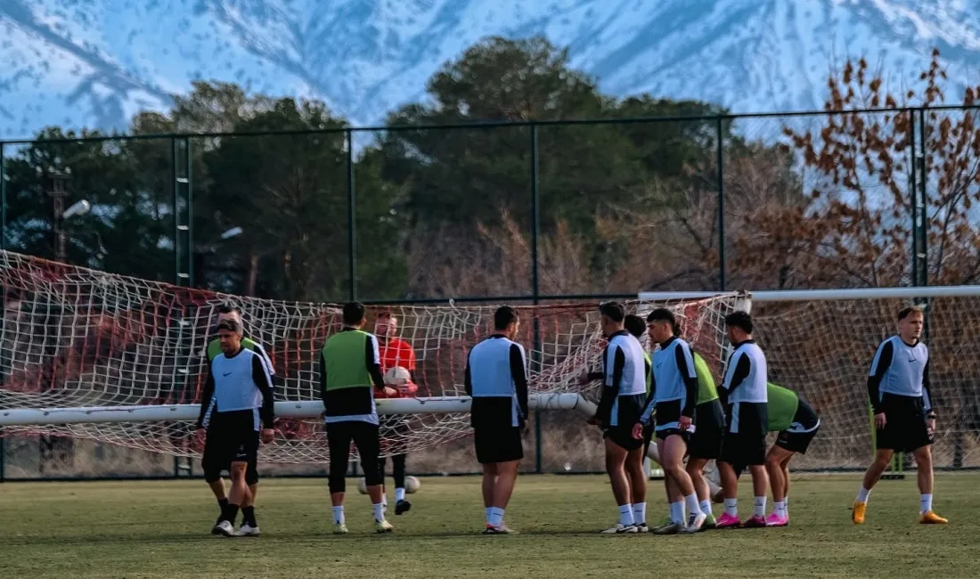 TFF 2. Lig Beyaz Grup'ta mücadele eden 24Erzincanspor, Isparta 32