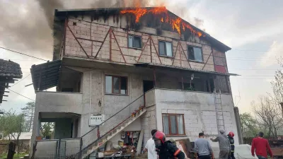 Akyazı ilçesindeki 3 katlı evde çıkan yangın, itfaiye ekiplerinin müdahalesiyle
