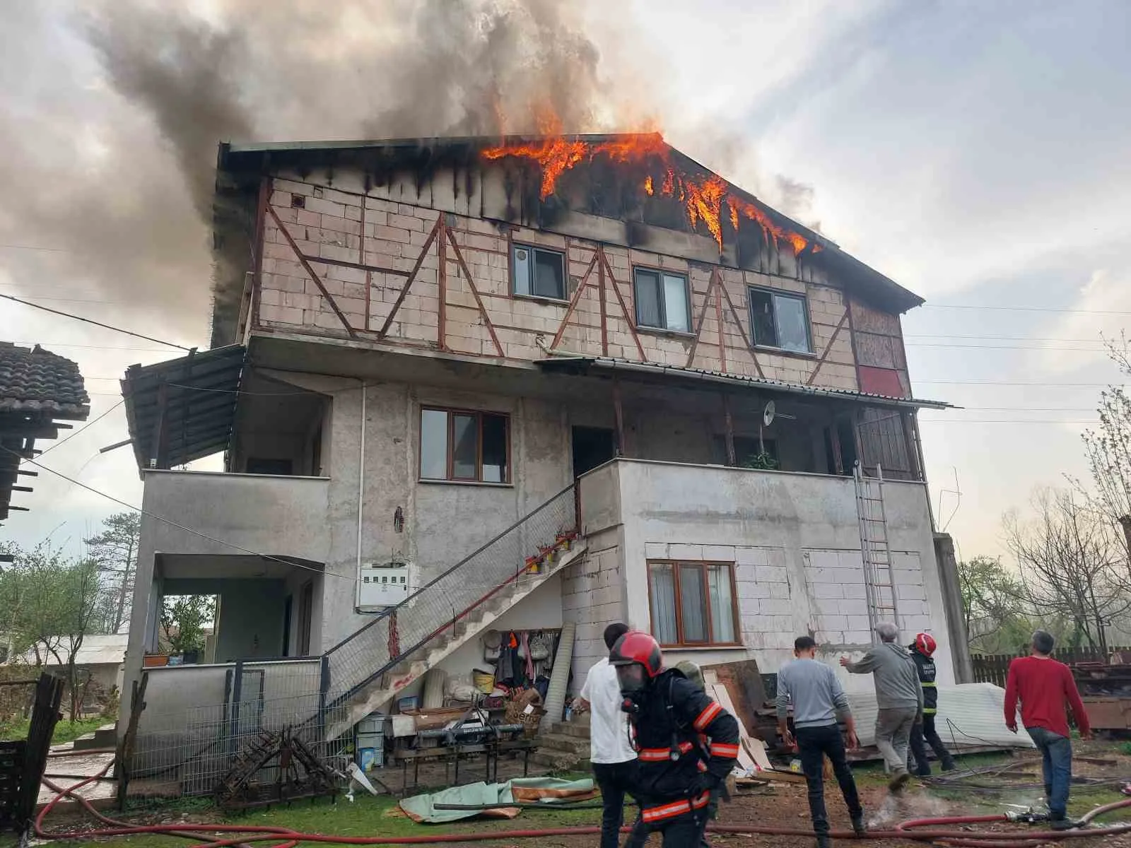Akyazı ilçesindeki 3 katlı evde çıkan yangın, itfaiye ekiplerinin müdahalesiyle