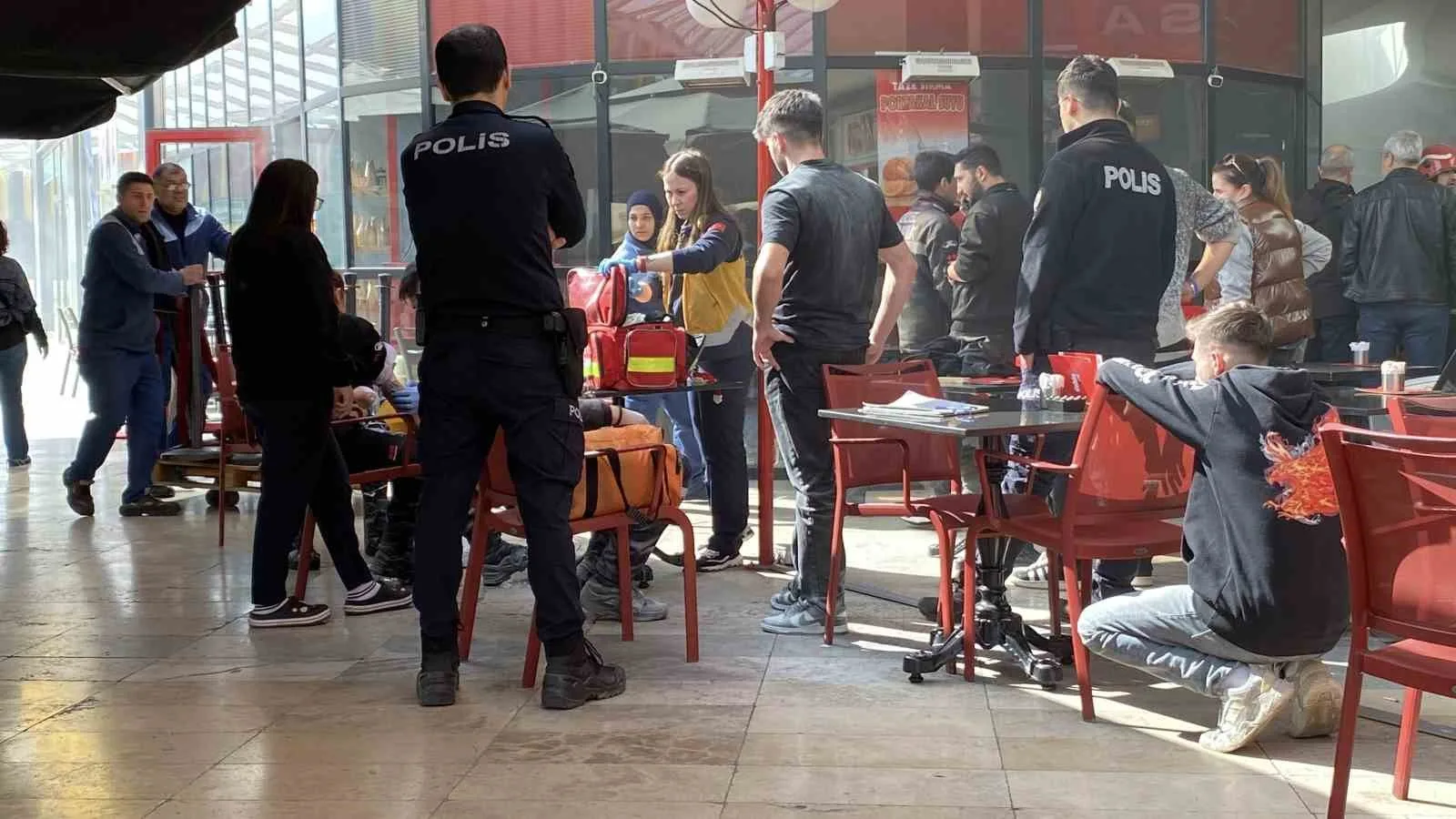 Kocaeli'de 41 Burda AVM'deki bir kafenin mutfağında çıkan yangında 4