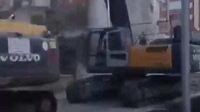 Elazığ'da deprem hasarı olan 5 katlı bir bina, kepçenin dokunuşuyla