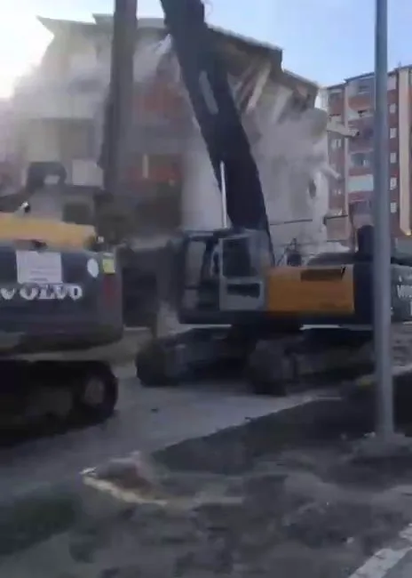 Elazığ'da deprem hasarı olan 5 katlı bir bina, kepçenin dokunuşuyla