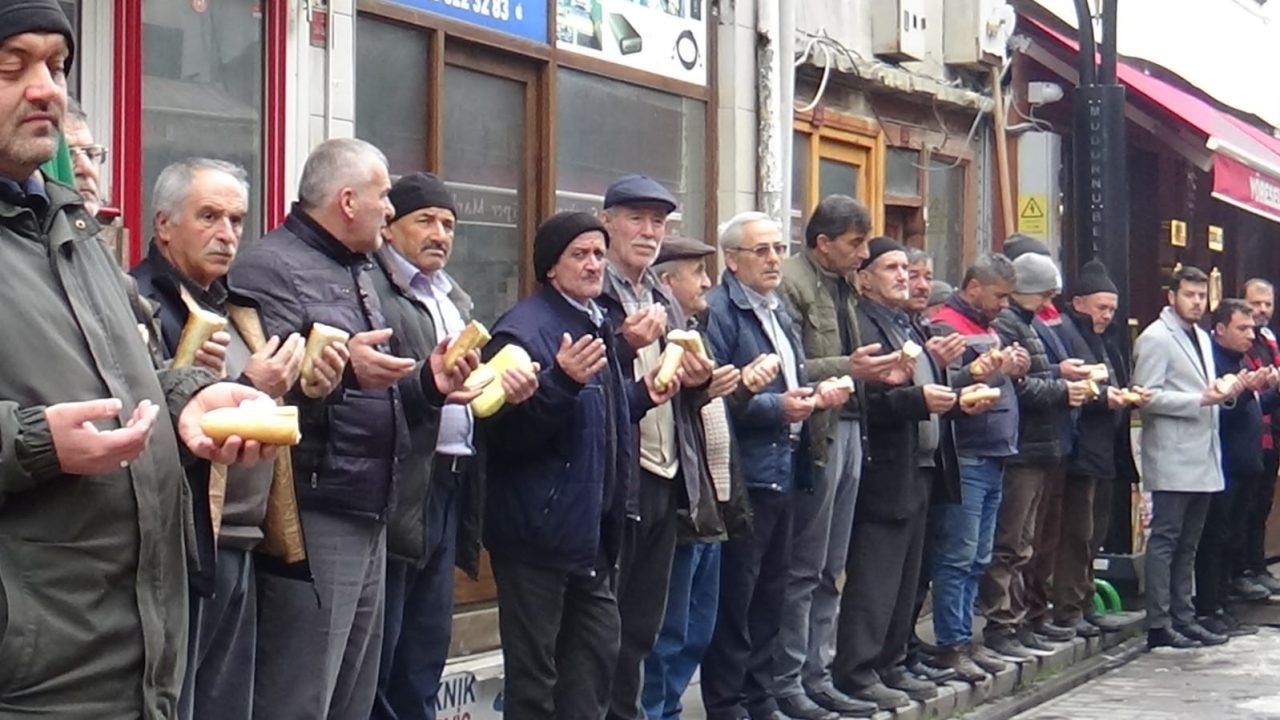 Bolu'nun Mudurnu ilçesinde, 7 asırdır süregelen esnaf duası geleneği, Cuma