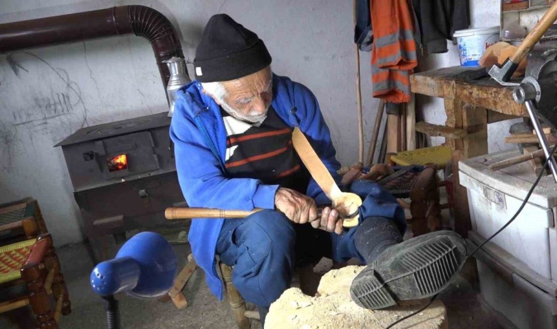 Rize'nin Fındıklı ilçesinde yaşayan 91 yaşındaki Mustafa Ceyran, eski ama