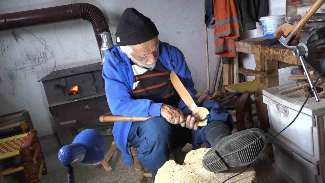 Rize'nin Fındıklı ilçesinde yaşayan 91 yaşındaki Mustafa Ceyran, eski ama