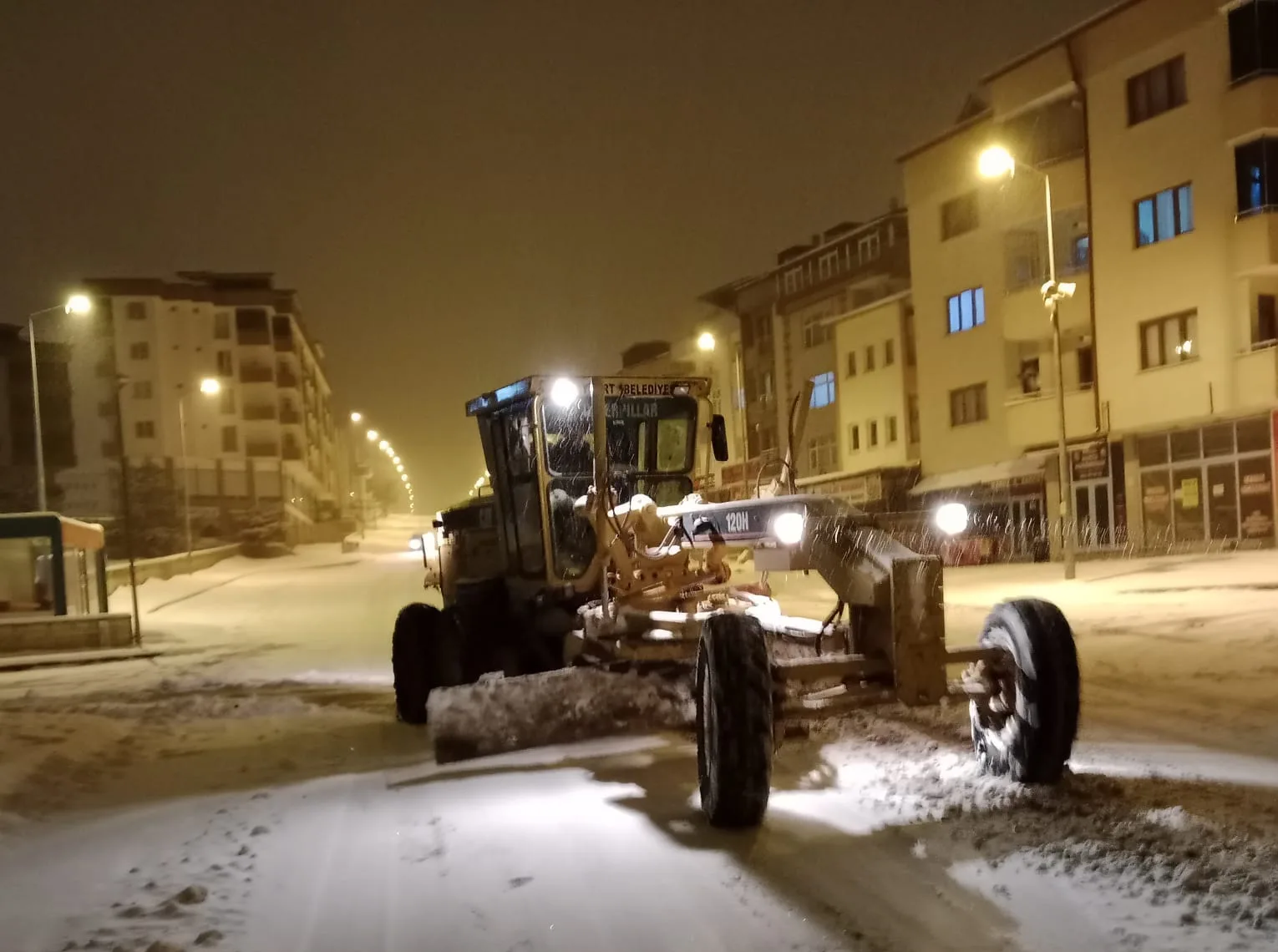 Bayburt Belediyesi akşam saatlerinden itibaren kar mesaisindeydi.