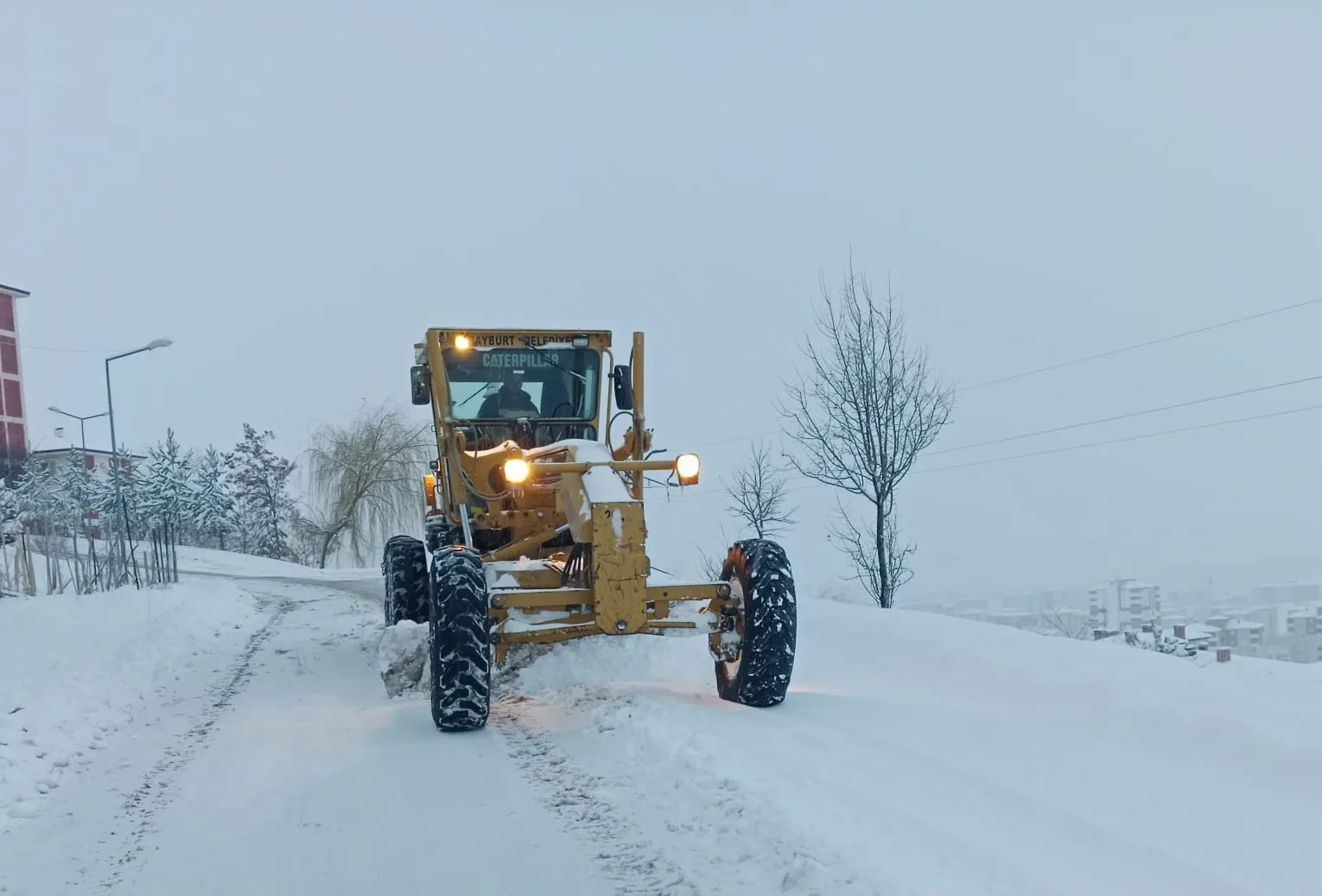 Bayburt Belediyesi akşam saatlerinden itibaren kar mesaisindeydi.