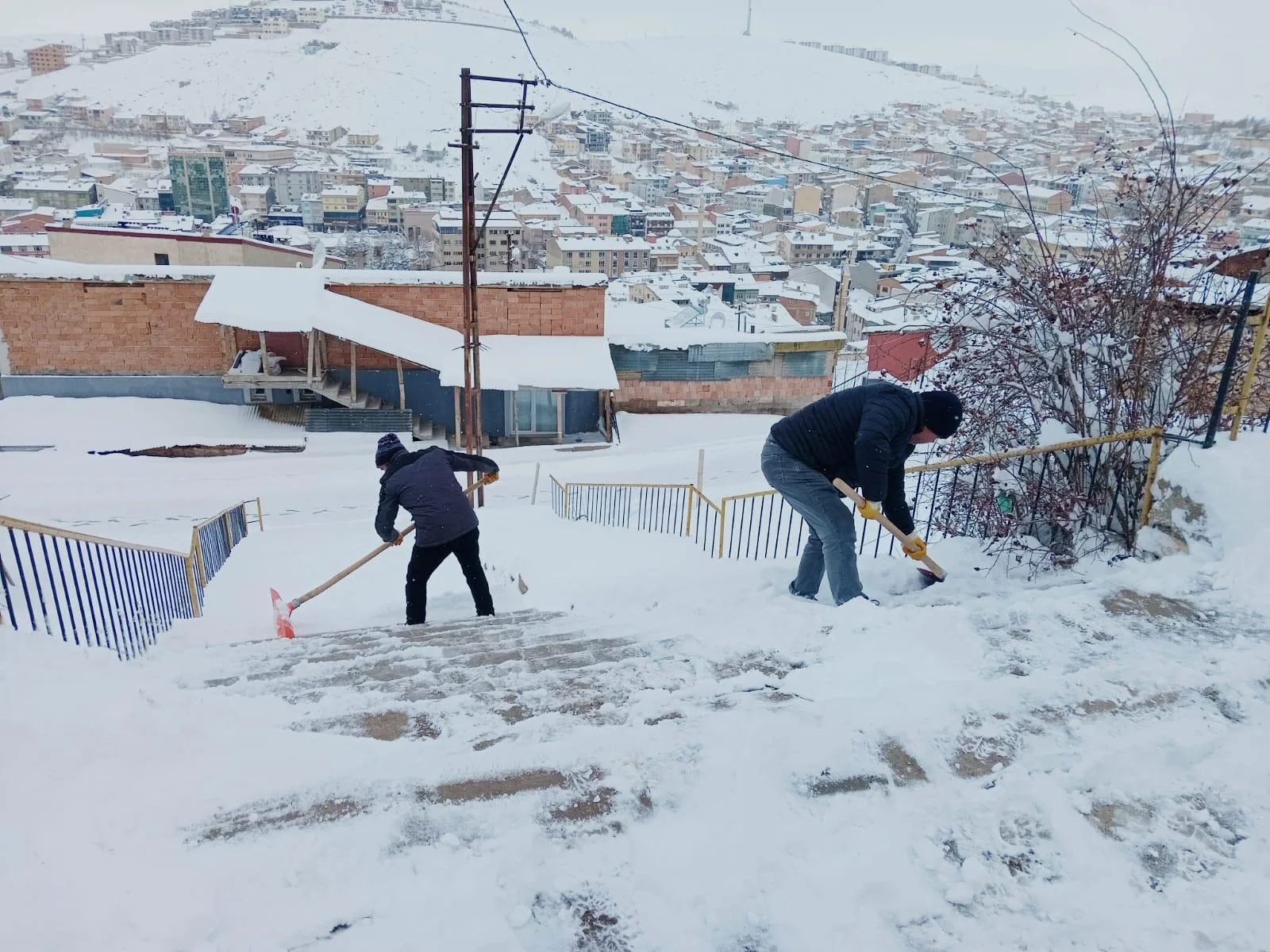 Bayburt Belediyesi akşam saatlerinden itibaren kar mesaisindeydi.