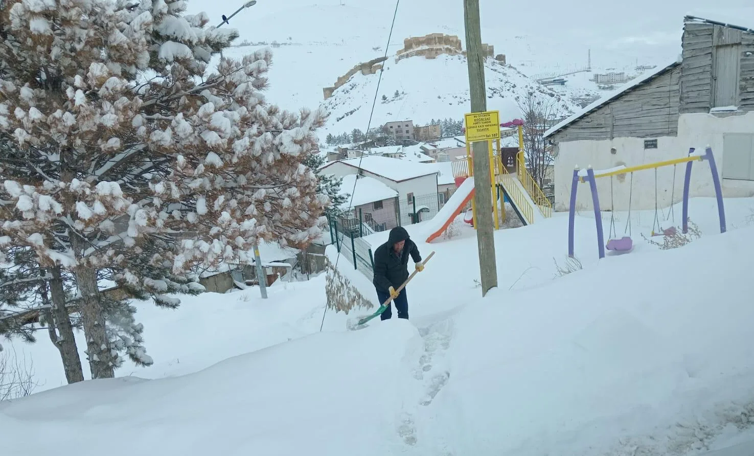 Bayburt Belediyesi akşam saatlerinden itibaren kar mesaisindeydi.