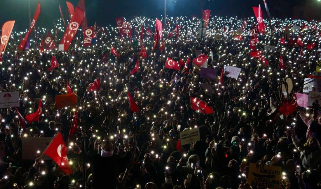 İstanbul Büyükşehir Belediyesi’ne yönelik başlatılan soruşturmalara tepki olarak CHP’nin Saraçhane’de