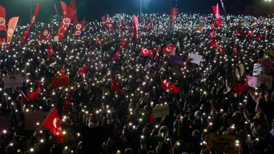 İstanbul Büyükşehir Belediyesi’ne yönelik başlatılan soruşturmalara tepki olarak CHP’nin Saraçhane’de