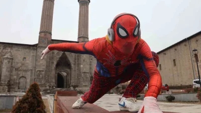 "İzmir'den 'Örümcek Adam' kostümüyle yola çıkan Ayaz Salih Koç, Türkiye