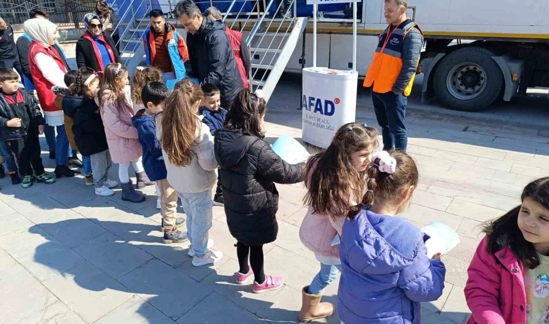 Erzincan'da AFAD İl Müdürlüğü, Deprem Simülasyon Tırıyla öğrencilere deprem farkındalık