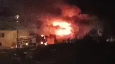 Samsun'da alkollü bir kişi, ailesinin iftara gittiği sırada evini ateşe