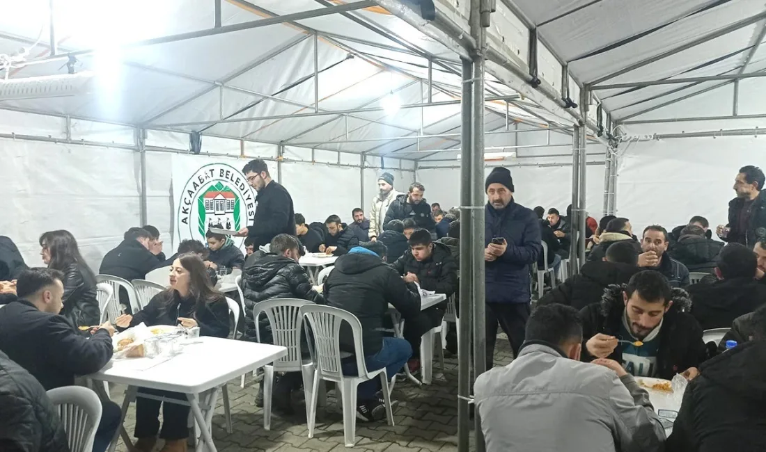 Akçaabat Belediyesi, iftar organizasyonlarıyla ihtiyaç sahiplerine destek oluyor. Belediyenin başkanı